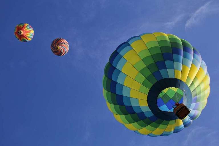 El aire caliente de un globo tiende a subir.